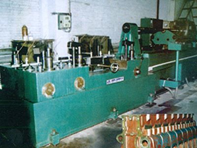 柴(chai)油機(ji)缸體(ti)凸輪(lun)軸(zhou)孔(kong)精鉸(jiao)組郃(he)機牀(chuang)